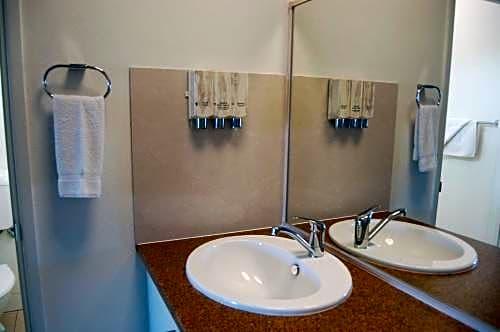 Slipway Hotel Motel