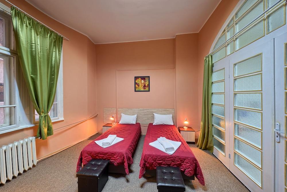 Guest House 32