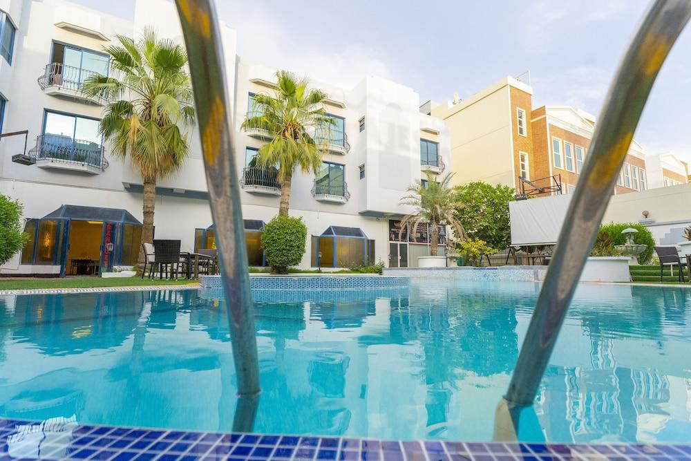 OYO 122 Majestic Hotel
