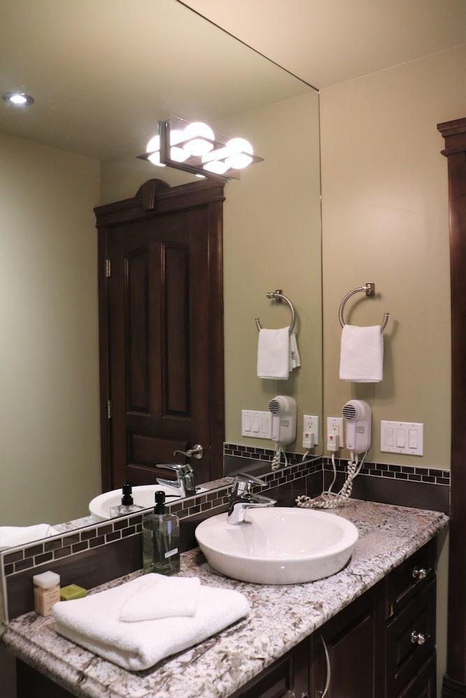 Westmount River Inn