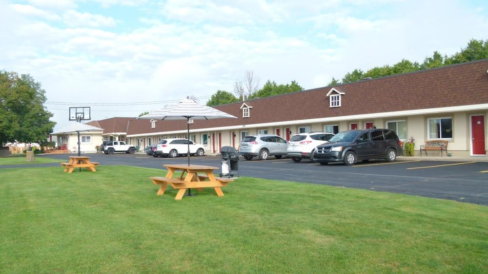 Country Squire Motel