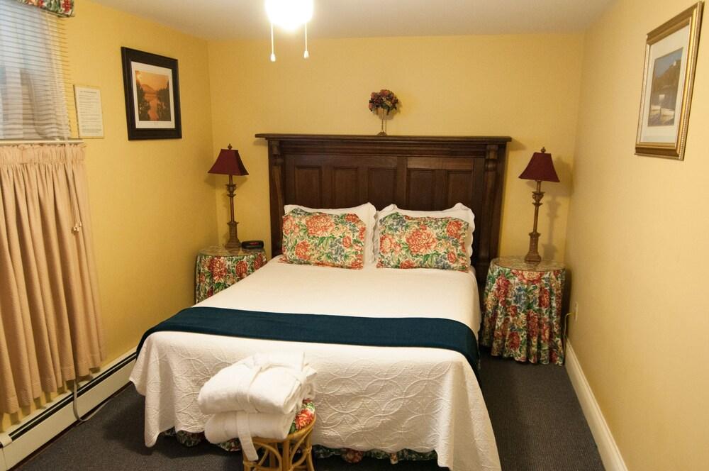 Shipwright Inn
