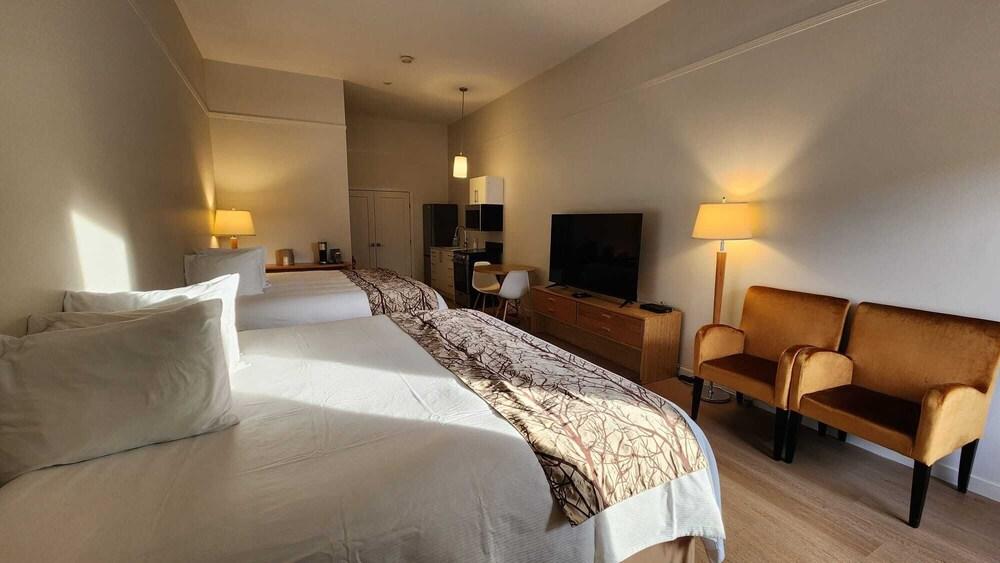 The Cedars Inn Hotel & Convention Centre