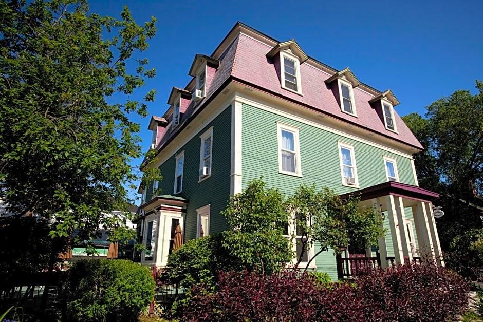 Le Pleasant Hotel & Café