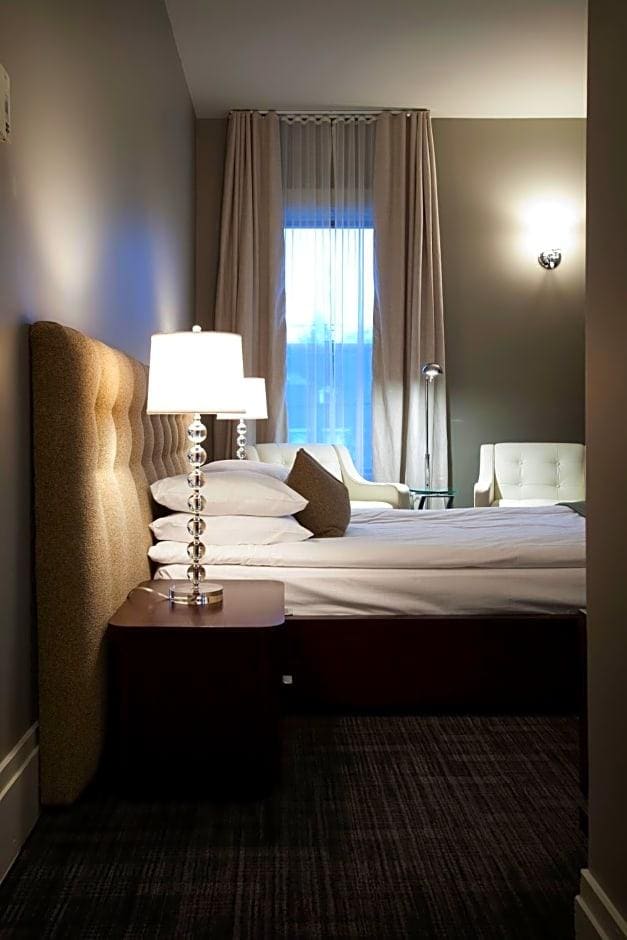 Le Pleasant Hotel & Café