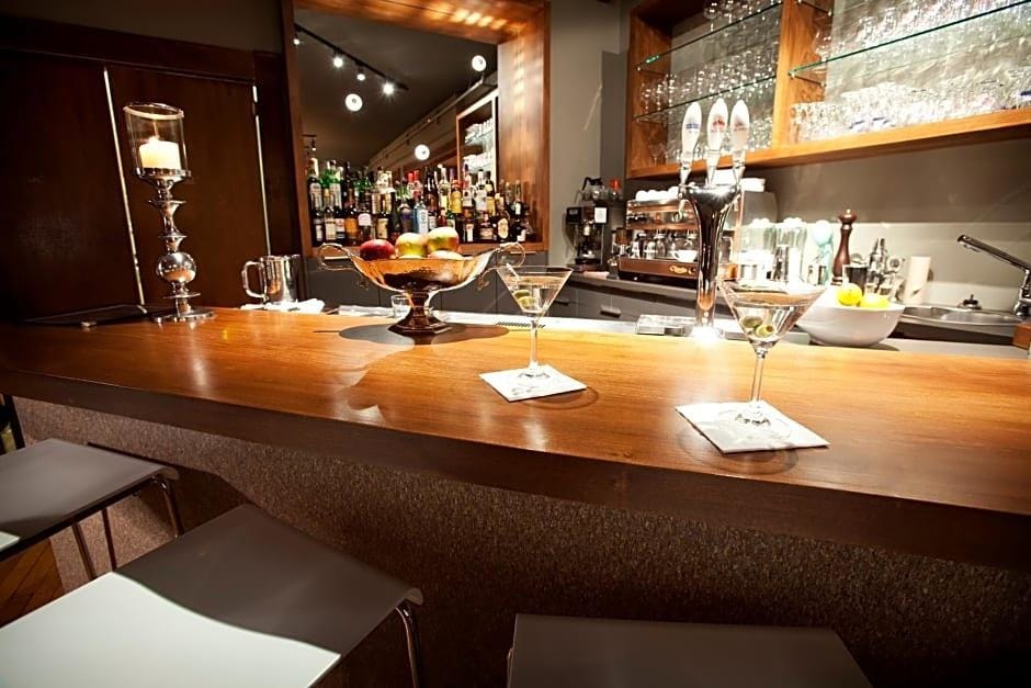 Le Pleasant Hotel & Café