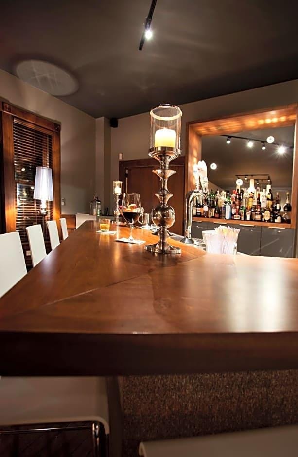 Le Pleasant Hotel & Café