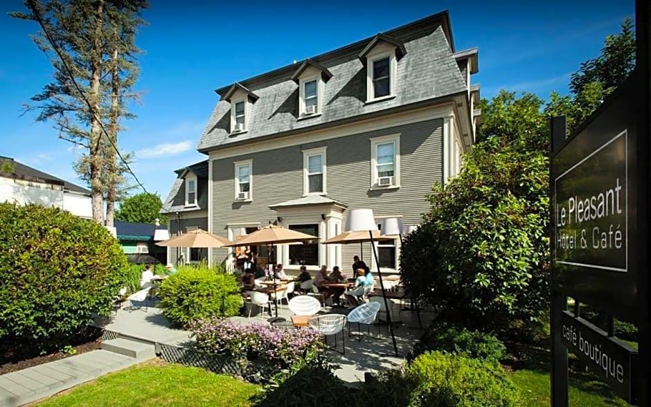 Le Pleasant Hotel & Café