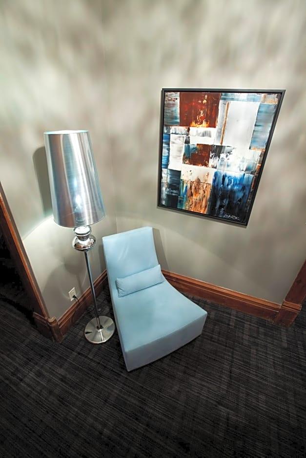 Le Pleasant Hotel & Café
