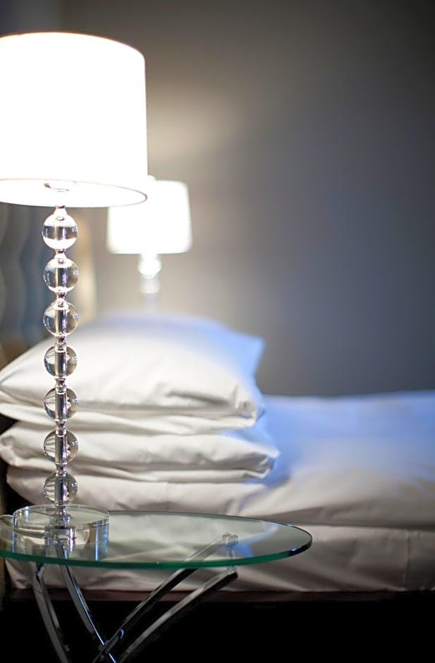 Le Pleasant Hotel & Café