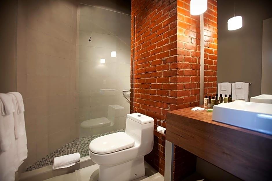 Le Pleasant Hotel & Café