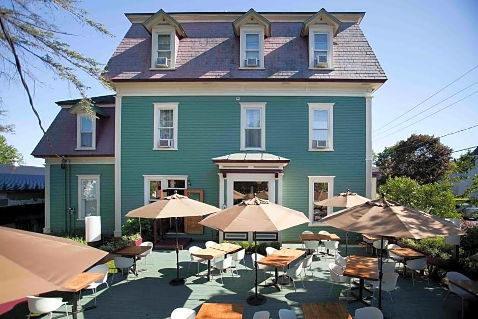 Le Pleasant Hotel & Café