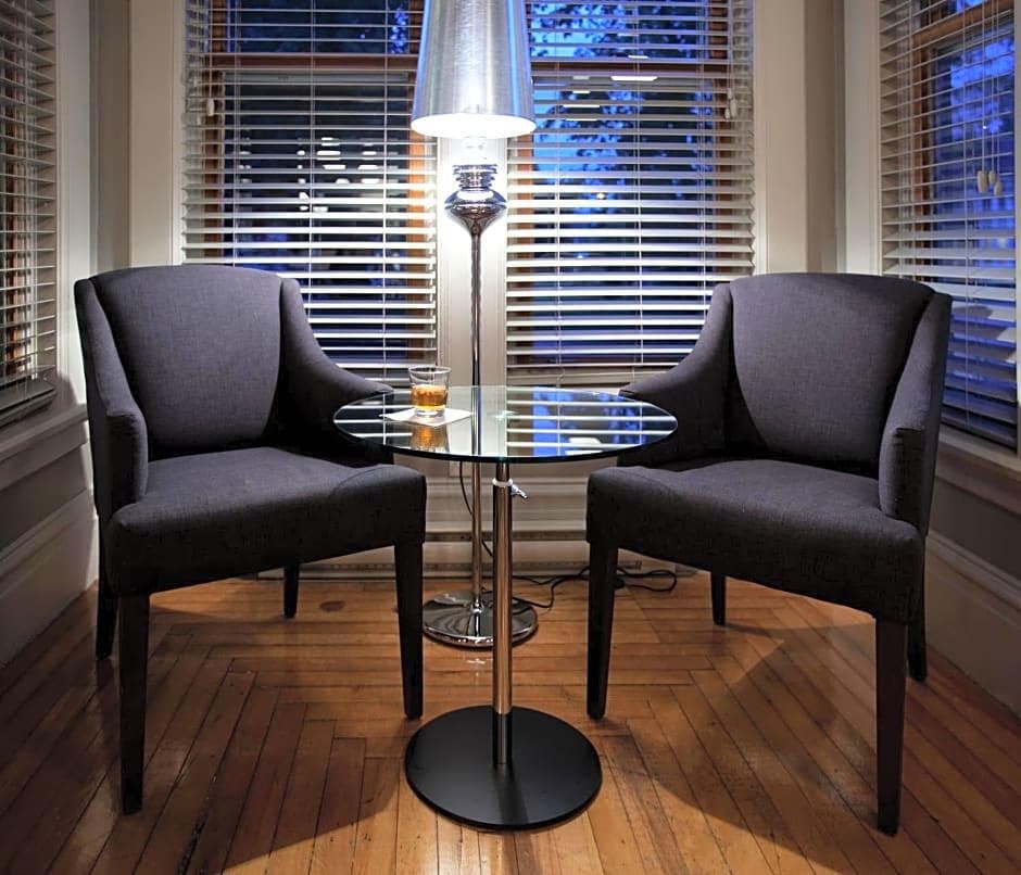 Le Pleasant Hotel & Café