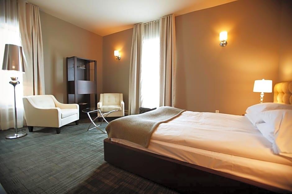 Le Pleasant Hotel & Café
