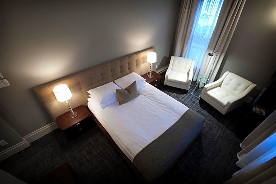 Le Pleasant Hotel & Café