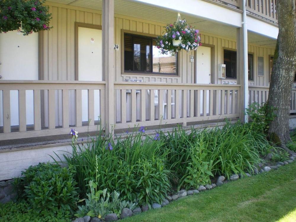 Riverside Inn
