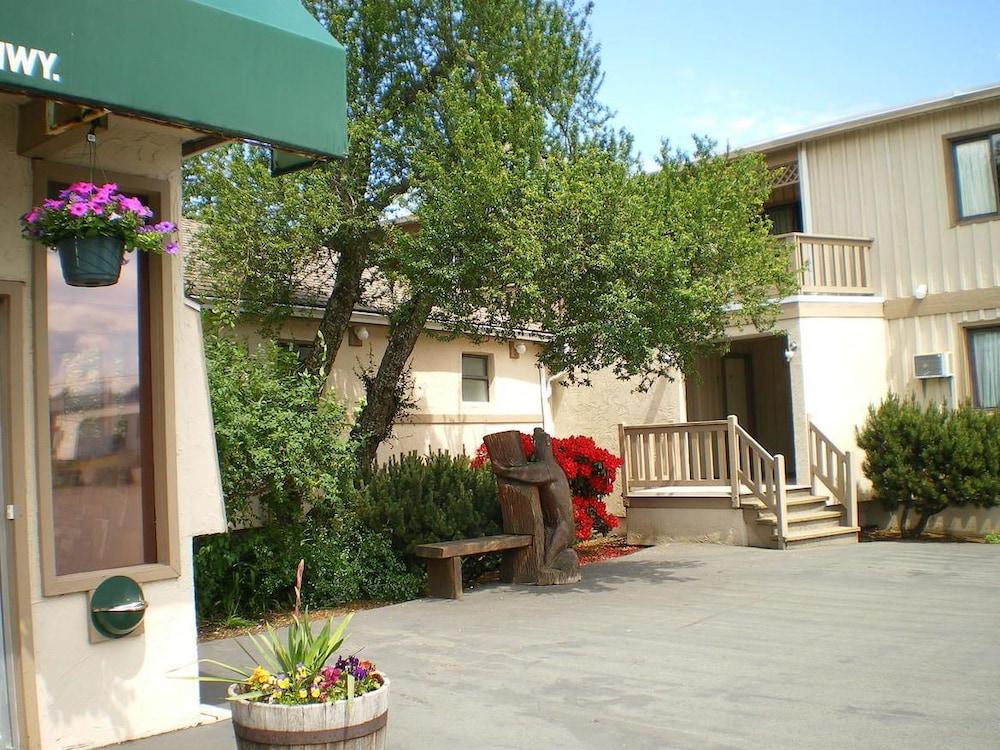 Riverside Inn