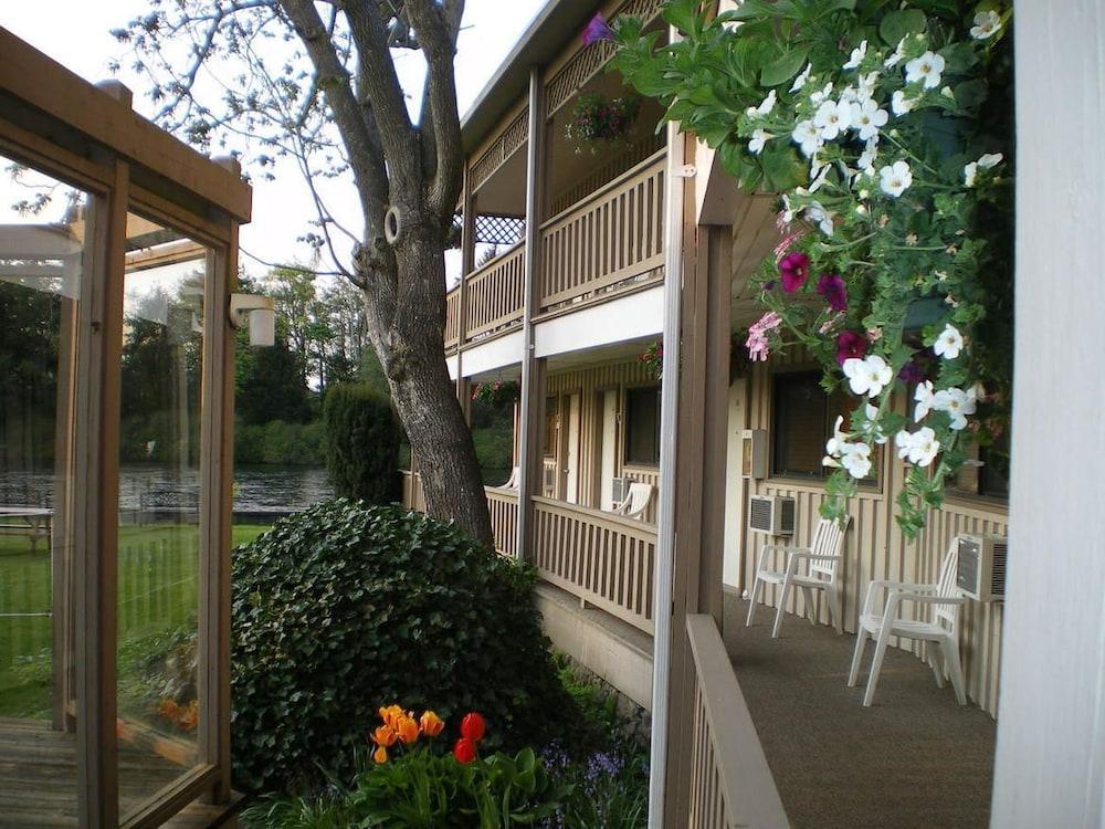 Riverside Inn