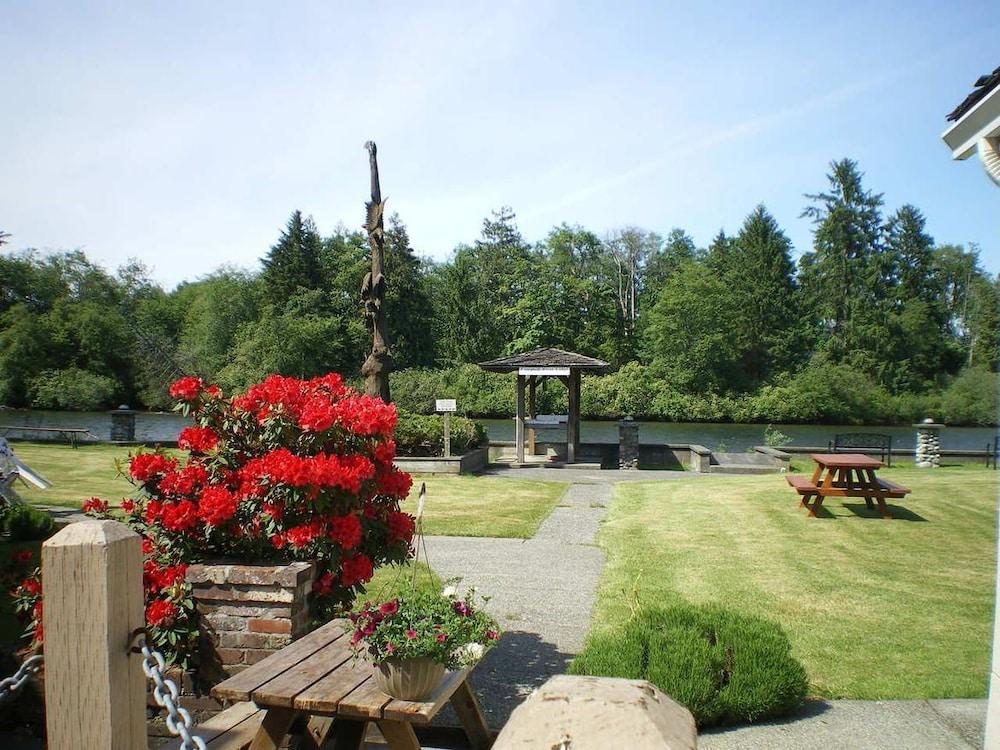 Riverside Inn
