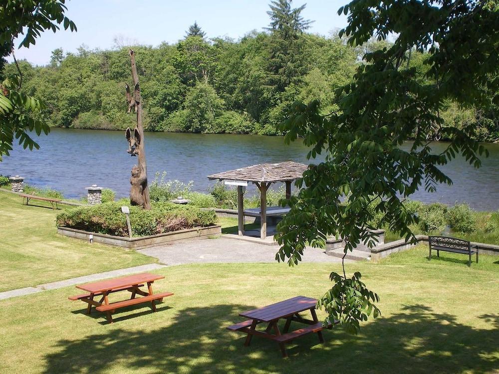Riverside Inn
