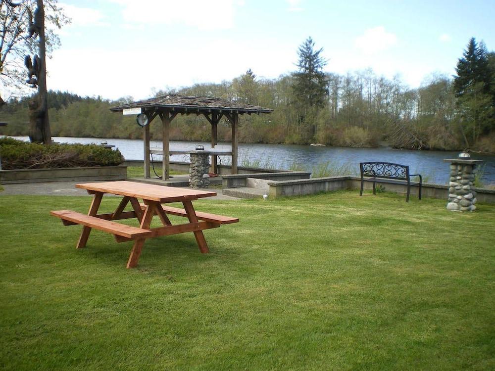 Riverside Inn