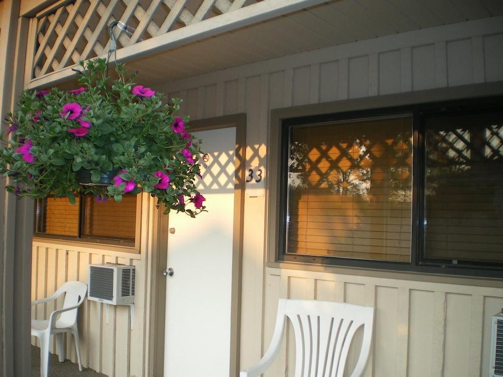 Riverside Inn
