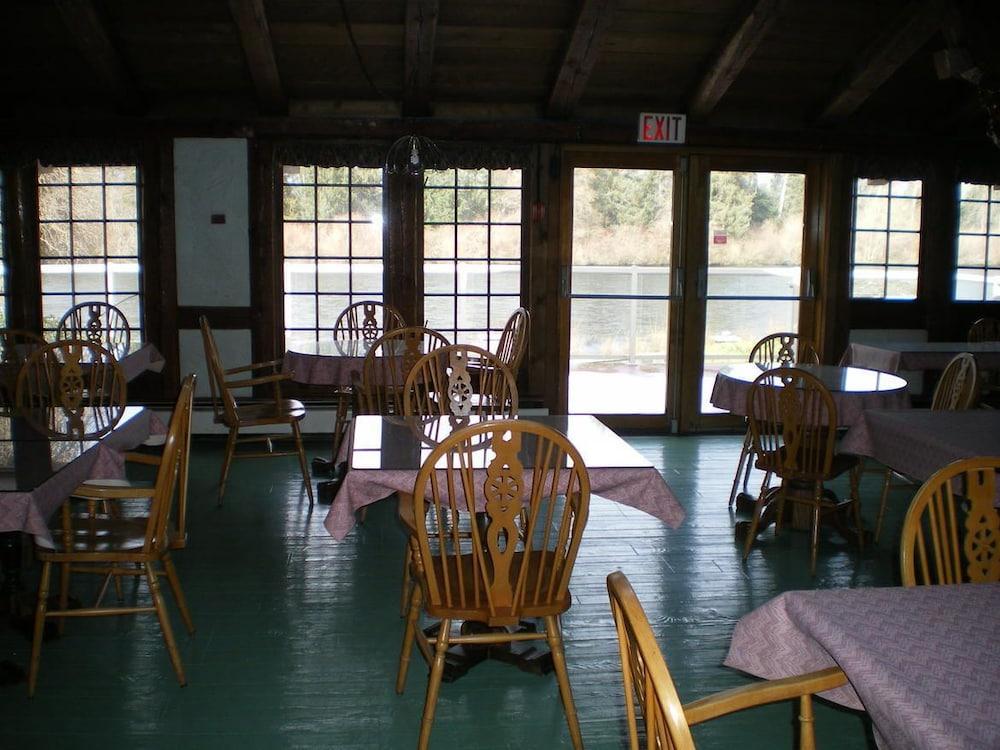 Riverside Inn