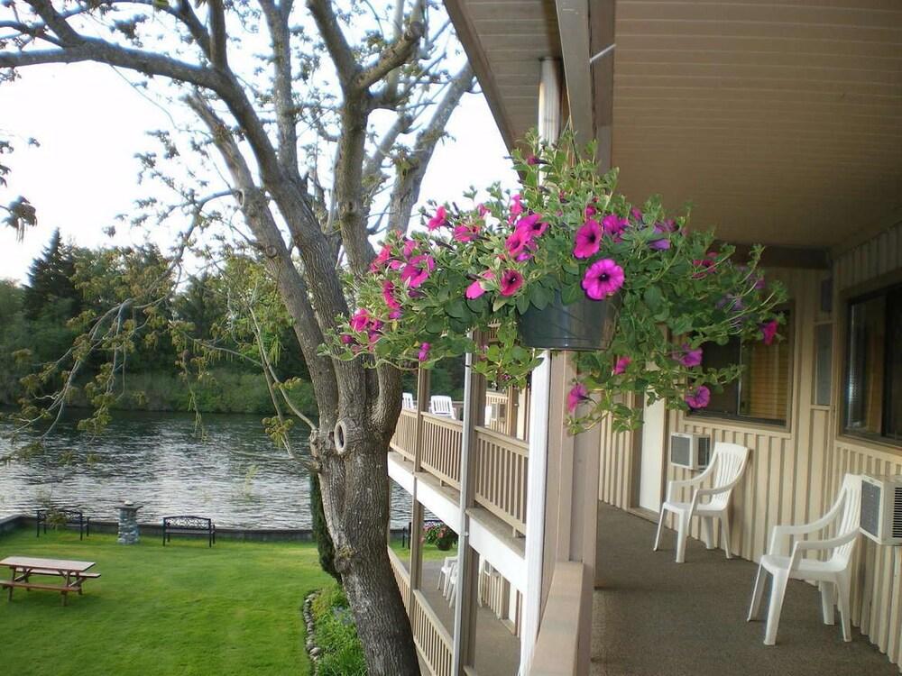 Riverside Inn