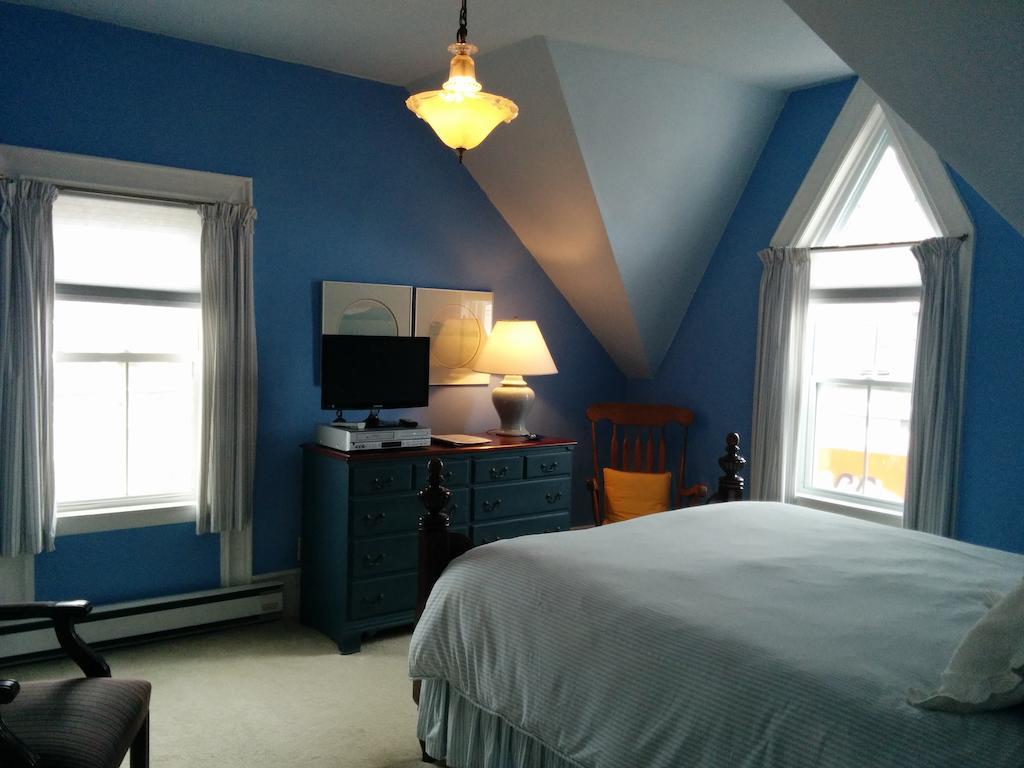 Fairmont House Bed And Breakfast