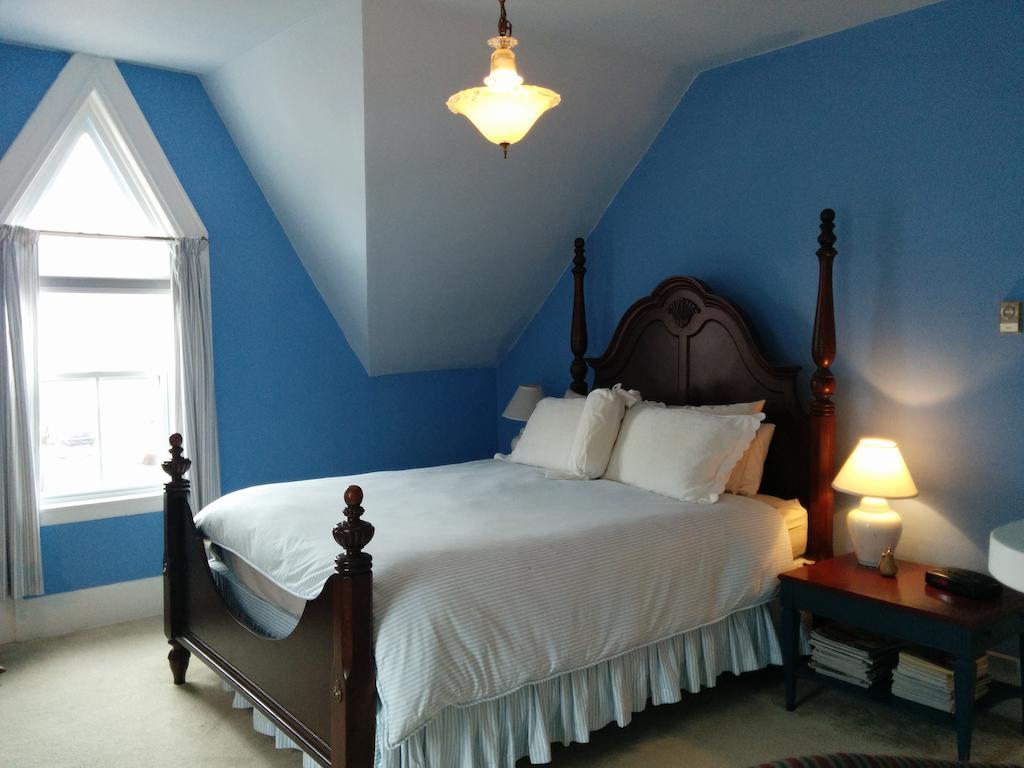 Fairmont House Bed And Breakfast