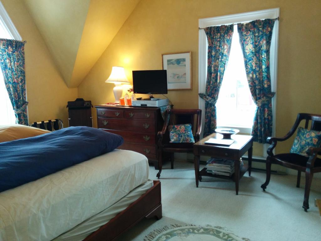 Fairmont House Bed And Breakfast