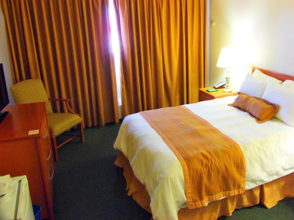 Rosslyn Inn & Suites