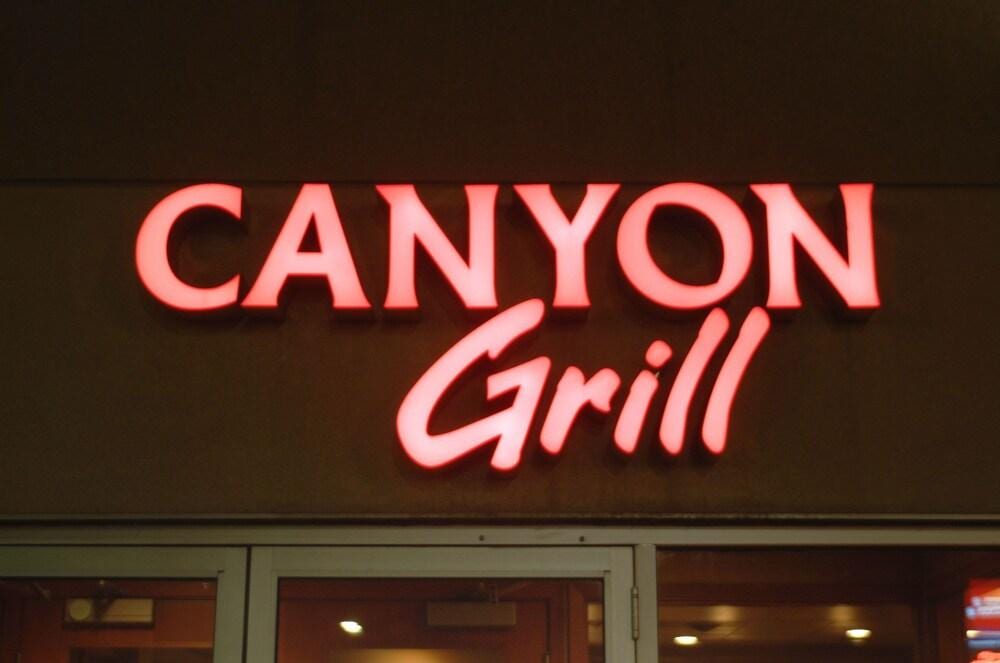 Rosslyn Inn & Suites