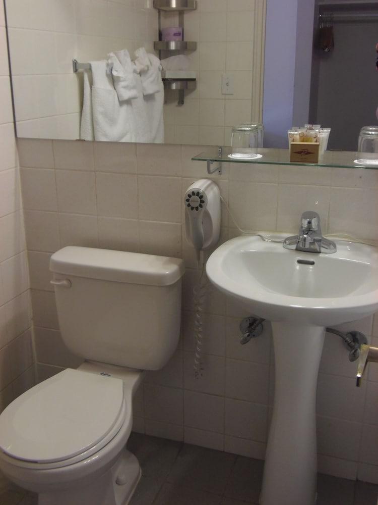 Rosslyn Inn & Suites