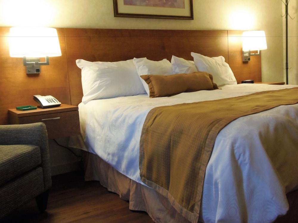 Rosslyn Inn & Suites