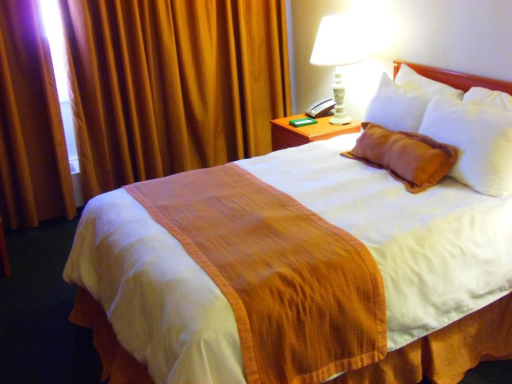 Rosslyn Inn & Suites