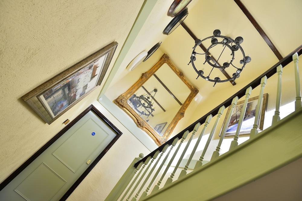 Roundabout Hotel