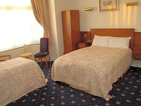 Cambridge Hotel Gatwick