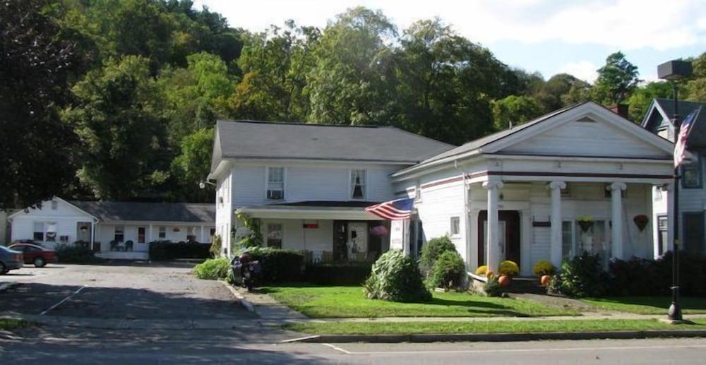 Colonial Inn & Motel