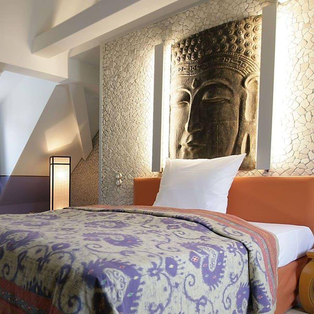 Hip-Hotel
