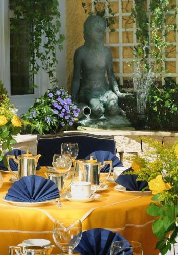 Hotel Le Petit Chateau Fontenay