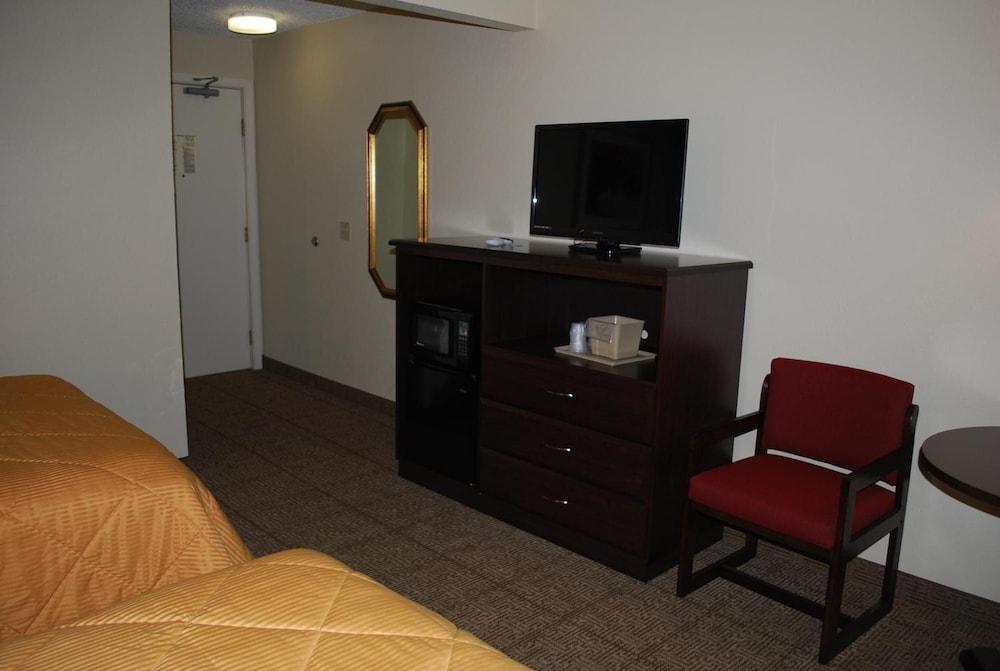 Clinton Inn And Suites