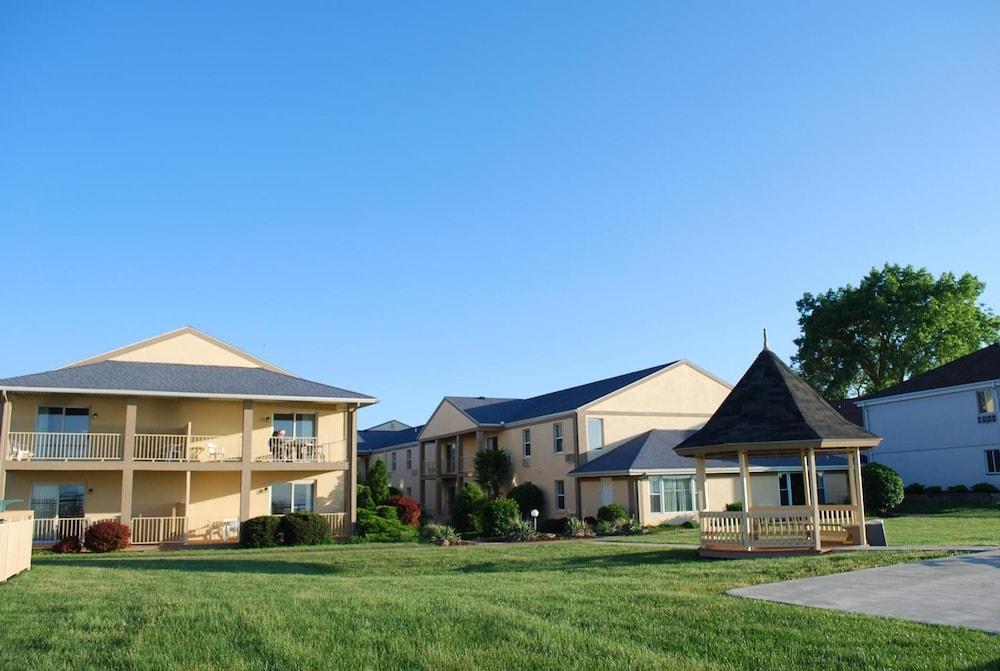 Clinton Inn And Suites