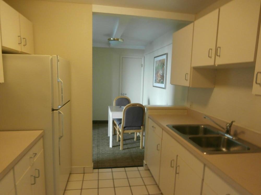 Clinton Inn And Suites