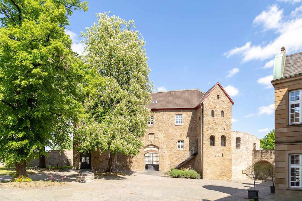 Am Schloss Broich