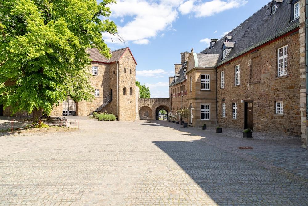 Am Schloss Broich