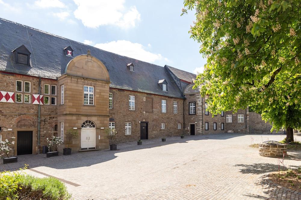 Am Schloss Broich