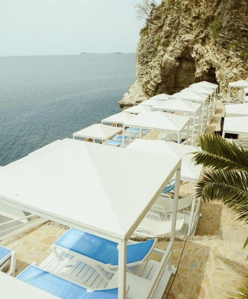 Liro Hotel