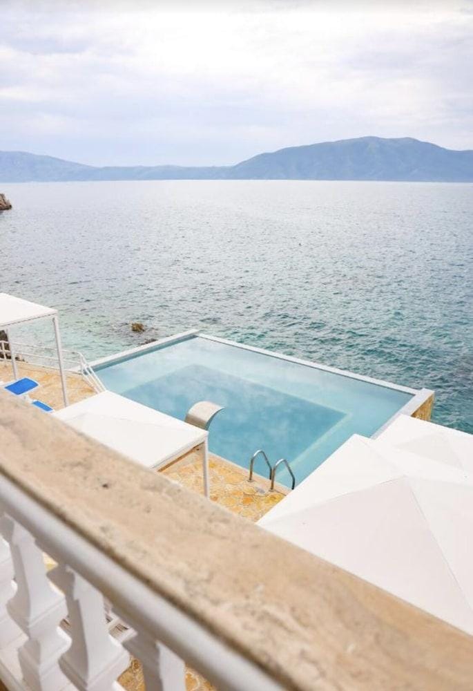 Liro Hotel