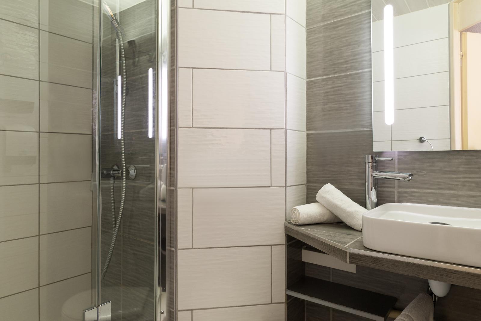 Hotel The Originals Romans-sur-Isere Le Clos des Tanneurs